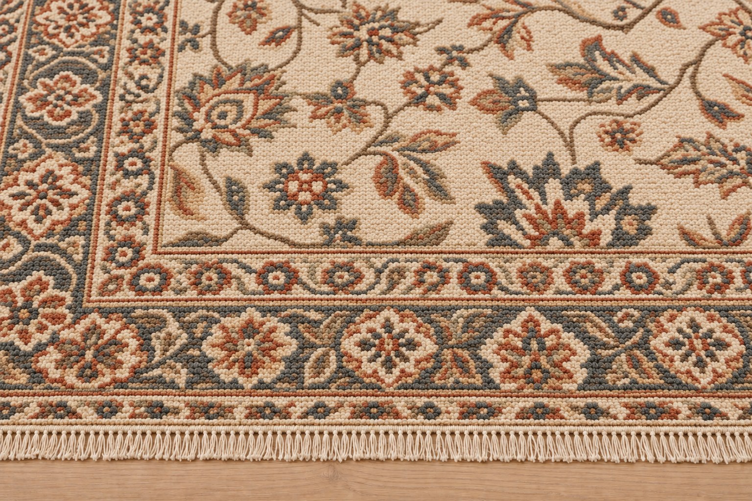 Teppich in Beige, Creme und gedeckten Terrakottatönen mit durchgehenden hellen Fransen